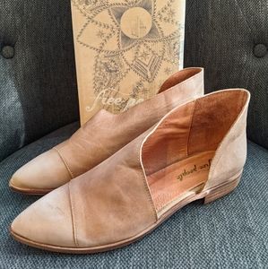 Free People – Royale Pointy Toe Flat
BROWN / 42
R